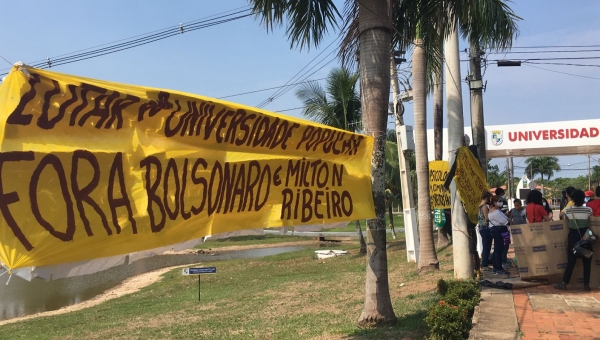 "Fora Bolsonaro e Milton Ribeiro", dizem estudantes da Ufac em protesto contra presença de ministro da Educação